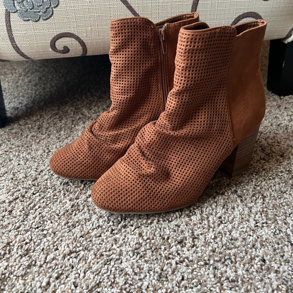 NWOT MIA Fleur Perforated Ankle Booties - Picture 3 of 8